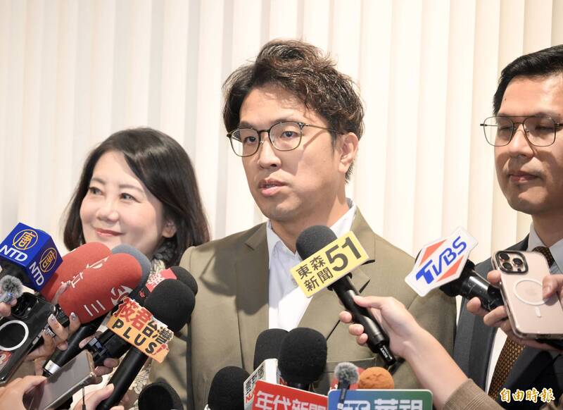 拋股市脫鉤颱風假挨批 沈伯洋反嗆蔣辦：為什麼蔣萬安拋松機就可以
