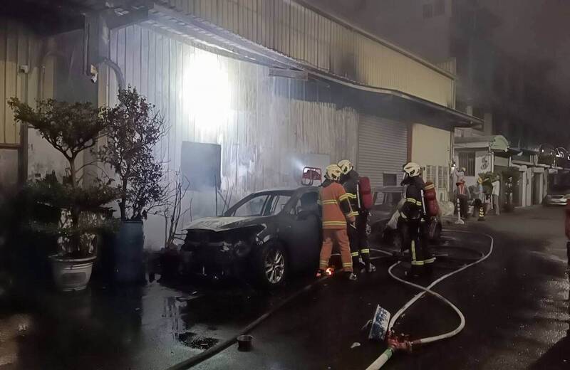 颱風夜不平靜 彰化石化倉庫大火狂燒2汽車焚毀