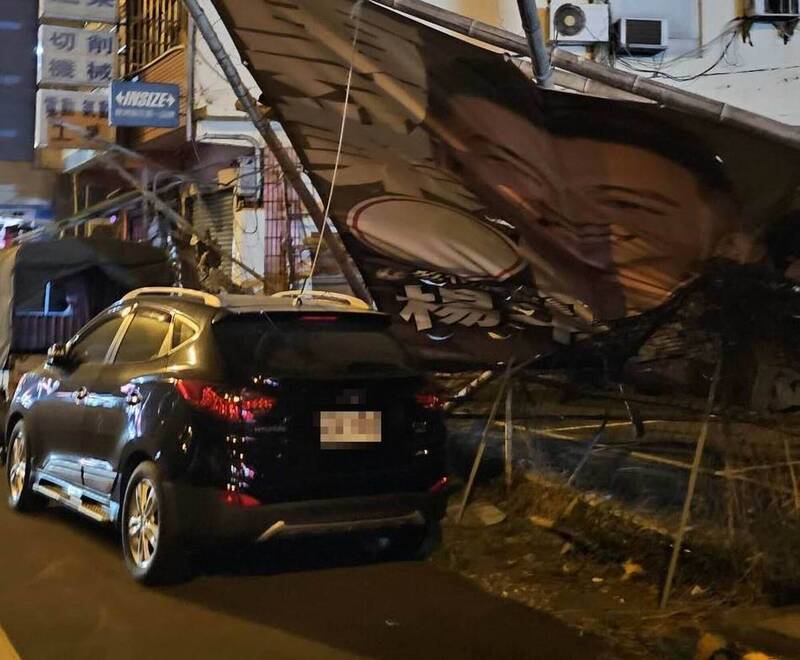 薔琵狂風吹!彰化大型看板倒塌險砸車、棉被捲上天高掛電線桿