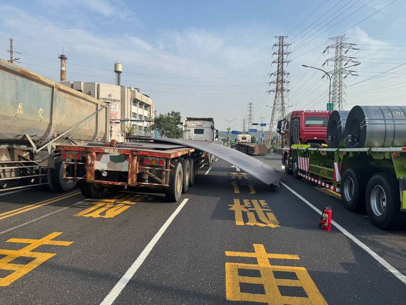 高雄曳引車載鋼板掉落 警開罰曝肇事原因