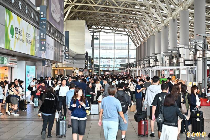光復+颱風四天連假 左營高鐵湧入人潮不受颱風影響