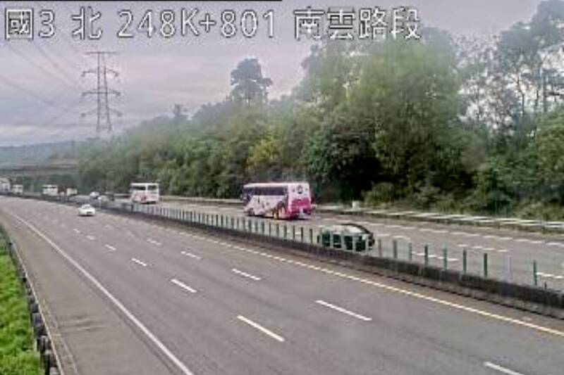 收分手簡訊抓狂!男國道狂追急煞逼停女友 嗆「要死一起死」