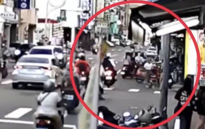 停等紅燈一句「看什麼?」 引爆2騎士街頭鬥毆