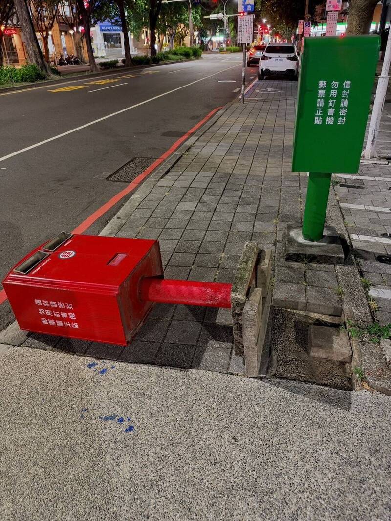 台中郵筒不敵薔琵遭吹倒連水泥基座都躺平 網:比歪腰郵筒更狂