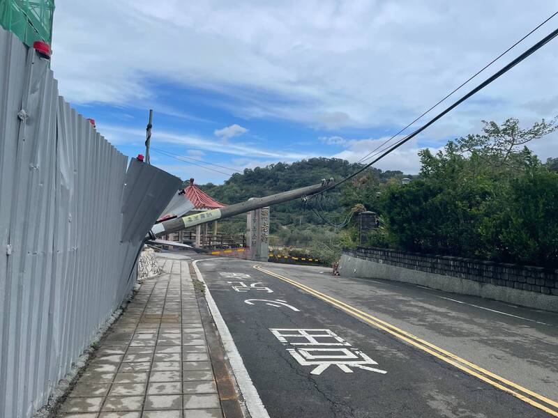 薔琵颱風肆虐 苗17-3線樹木倒塌扯斷電線桿、道路雙向封閉