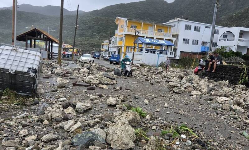 薔琵颱風巨浪襲蘭嶼環島公路 馬路滿佈滾落礁石與雜物