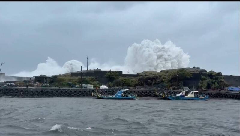 頭城大溪漁港防波堤工程惹禍? 薔琵颱風巨浪湧進無法停靠漁船