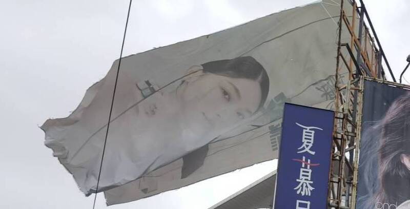 高雄颱風假市中心無雨但強風 大型廣告帆布搖搖欲墜