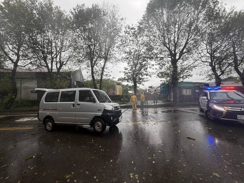 薔琵強風吹斷電線「死卡車輪」 警冒風雨徒手拔電線助脫困
