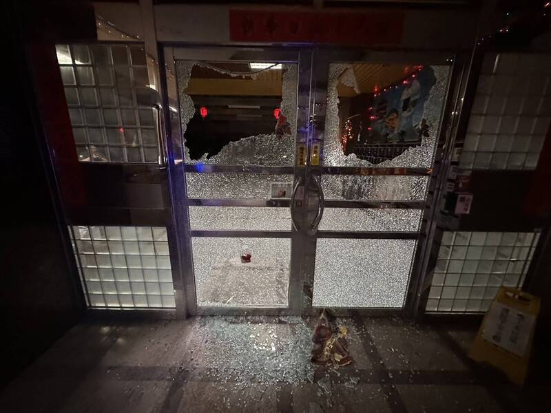 大门玻璃被褚男砸得稀碎。（记者徐圣伦翻摄）