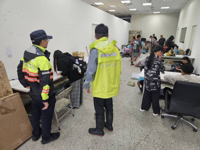 新竹县政府启动预防性撤离，各公所并同步开设收容处所。（新竹县消防局提供）