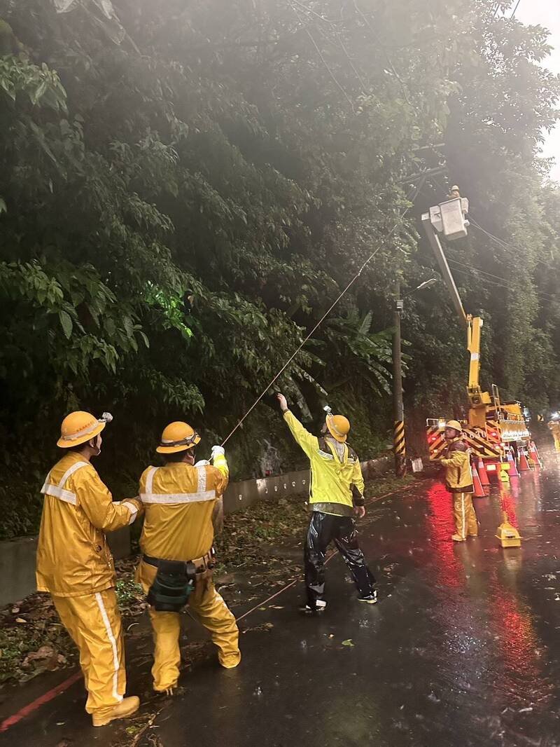 因應薔琵颱風夜間增強 台電北西區處24日清晨續全力投入搶修