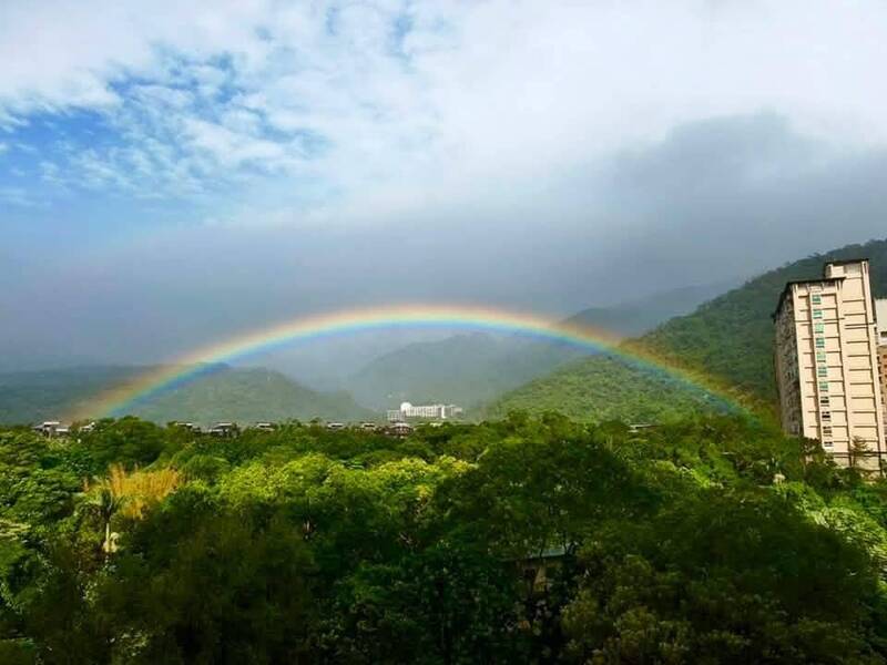薔琵過境宜蘭放晴 礁溪驚見巨大彩虹橫跨山巒