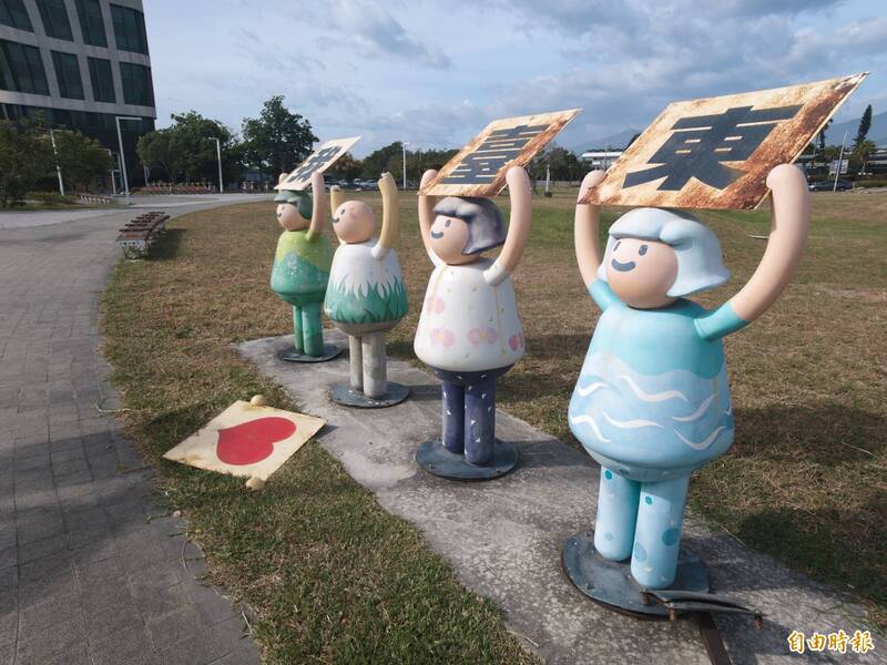 薔琵狂風掃台東!吳秀華競選看板吹倒 車站愛心公仔慘斷臂
