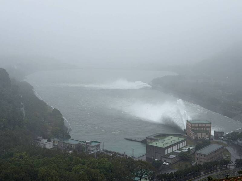 薔琵來襲 石門水庫集水區累計降雨達268毫米 啟動排砂、排洪隧道