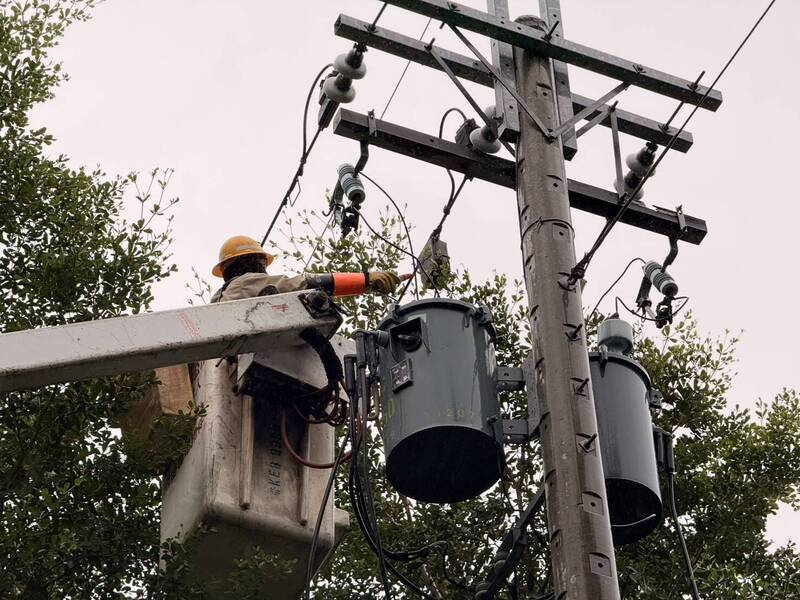 薔琵強風掃高雄!電力受創逾萬戶停電 台電:剩95戶搶修中