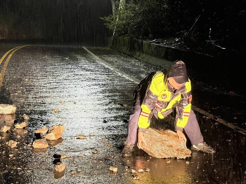 大雨釀災!南庄苗21線邊坡深夜落石 警冒雨合力搬石搶通