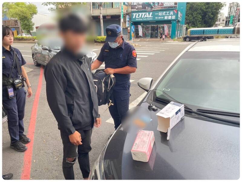 嘉市警方查获车手涉及帮诈团领取内含金融卡包裹。（警方提供）