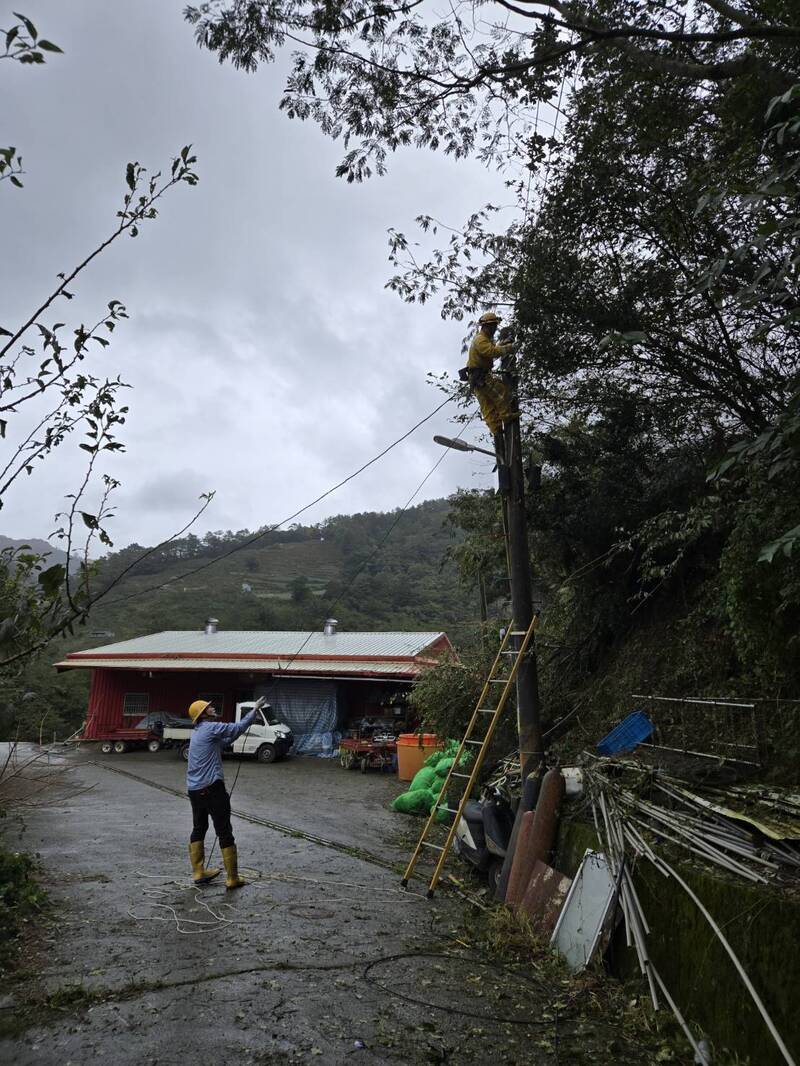 薔琵發威台中一度2.4萬戶停電 台電搶修仍4千戶待復電