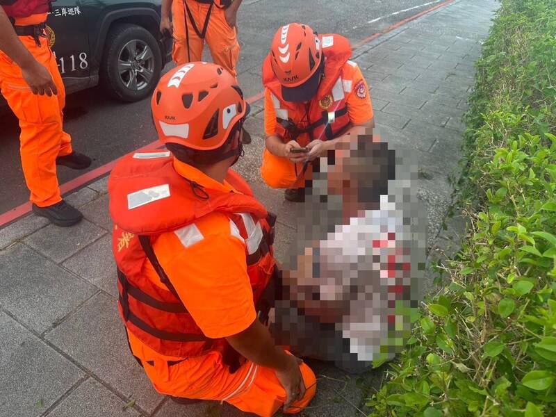 逃逸移工觀浪遇查拔腿狂奔 岸巡人員追到草叢遭蜂螫2人送醫