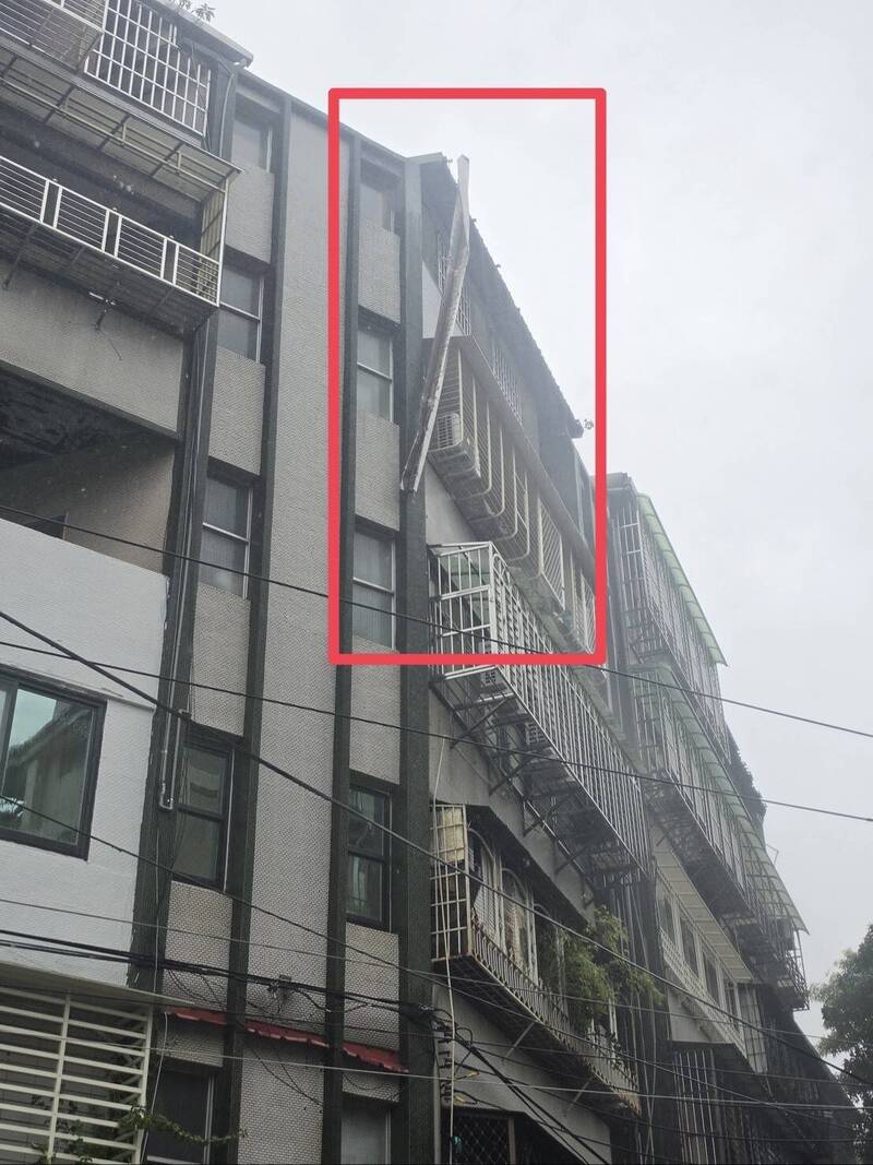 薔琵颱風釀板橋鐵皮鬆脫懸掛 新北選將陳俊諺籲颱風前加強防颱整備