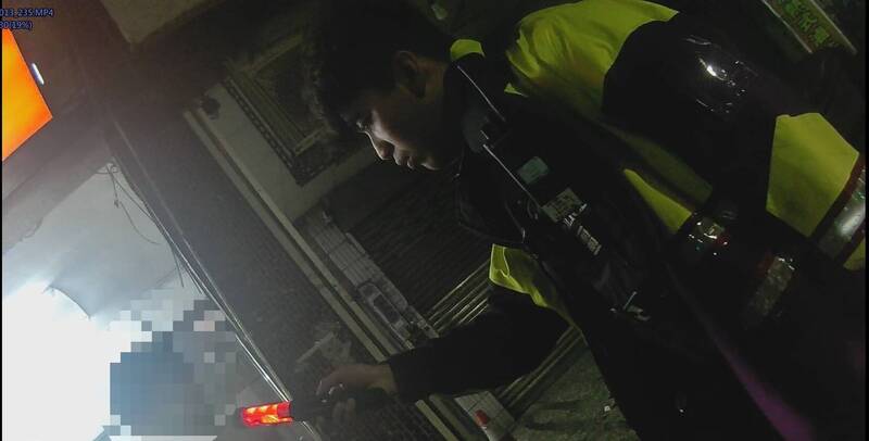 基隆市警三分局八堵派出所长何骏逸率员拦下郭姓骑士，闻到他身上有酒味；施以酒测后超标，依法究办。（警方提供）