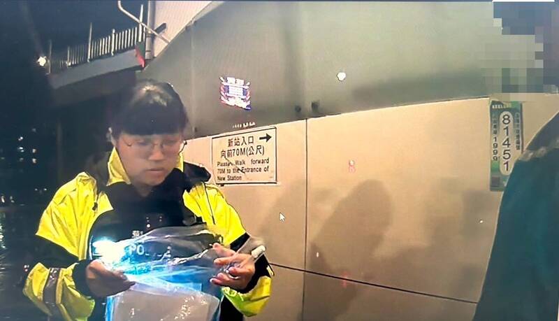 基隆市警三分局七堵派出所长陈妙姿昨晚率警员拦下许姓骑士后，查获他毒驾后依法送办。（警方提供）