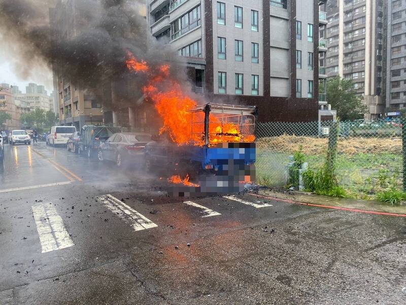 薔琵颱風雨中 八德停放小貨車突起火 民眾嚇壞急報案