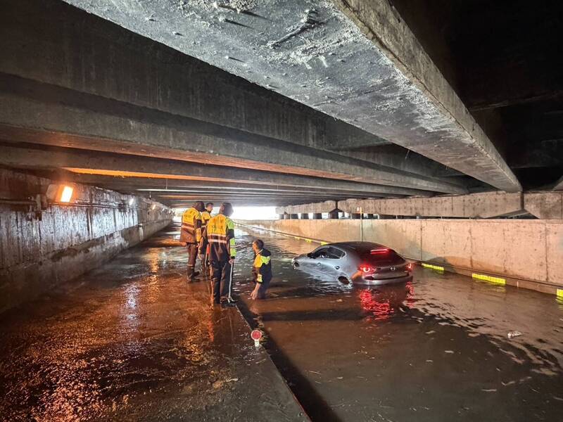 蘆竹涵洞積水轎車拋錨 女駕駛與愛犬驚險獲救