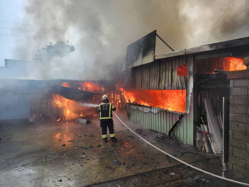 新屋區住宅下午失火 消防員救出受困老翁OHCA