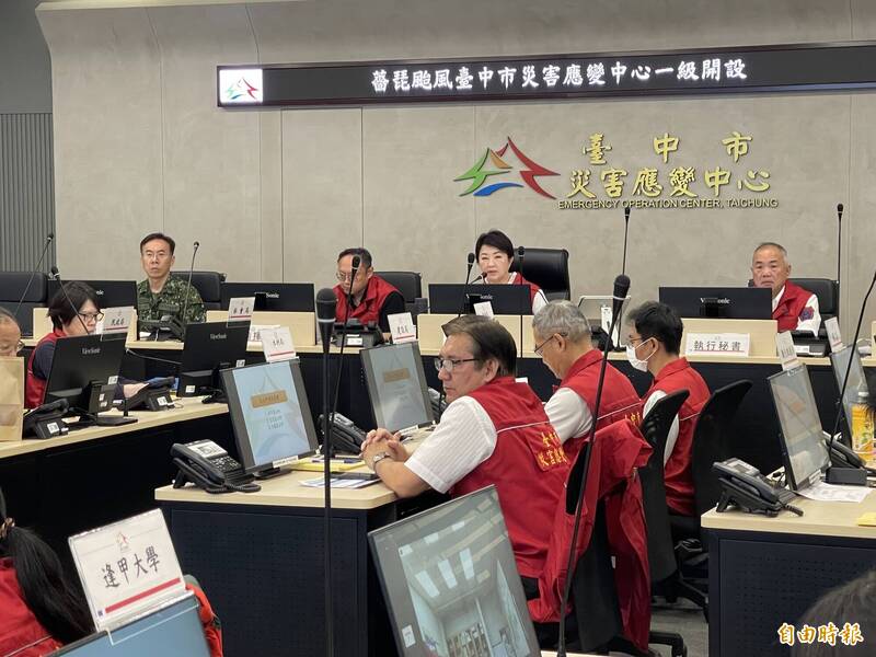 市长卢秀燕主持蔷琵台风灾害应变会议，指示全力复原灾损。（记者苏孟娟摄）