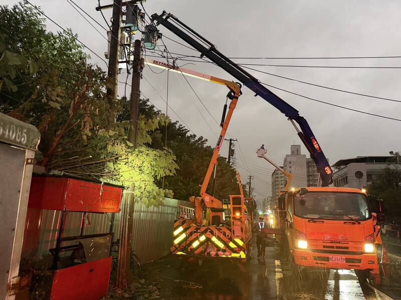 薔琵颱風發威台中2.9萬戶停電 台電搶修晚間8點全數復電