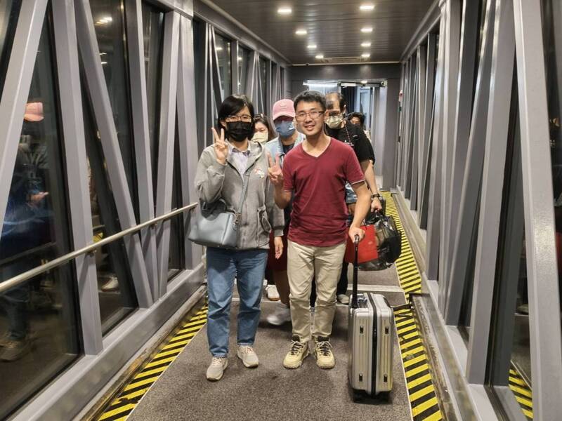 台中空中婚禮飛沖繩度蜜月58對新人 閃過颱風今晚返台中了