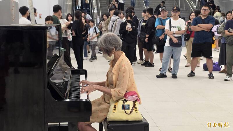 台南車站公共鋼琴爆紅！80歲阿婆圓夢 醫師、小學生都來秀琴藝