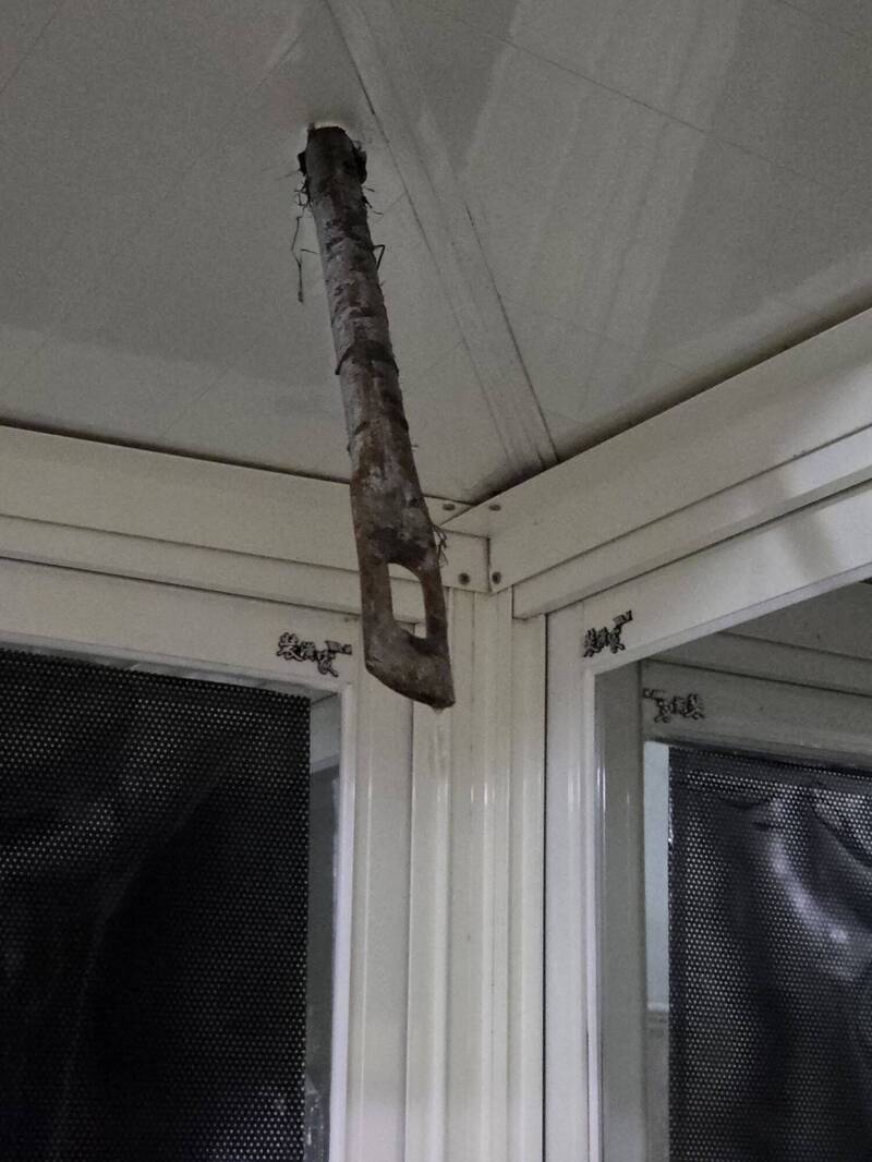 恐怖颱風夜!隔壁建案鷹架吹飛「直接插破天花板」住戶嚇傻
