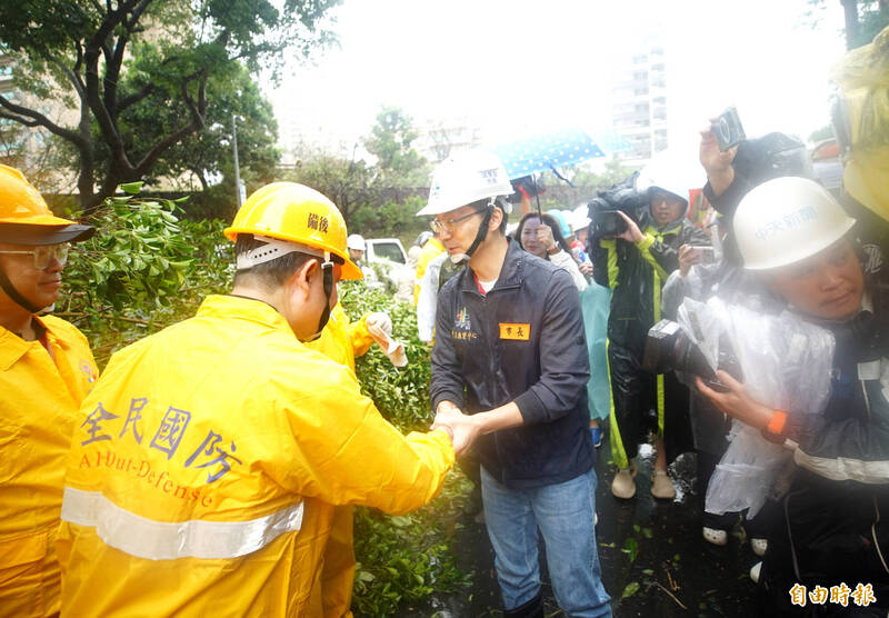 蔣萬安勘災撿樹枝!官員脫口「市長要『體驗』選這個」露餡網氣炸