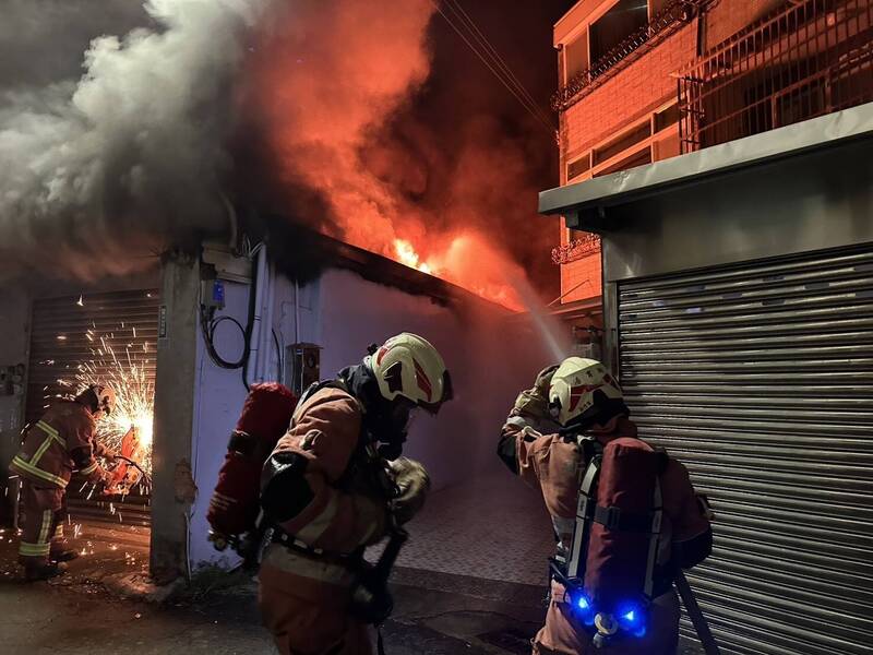 竹市暗夜連傳火警 消防員救出12人