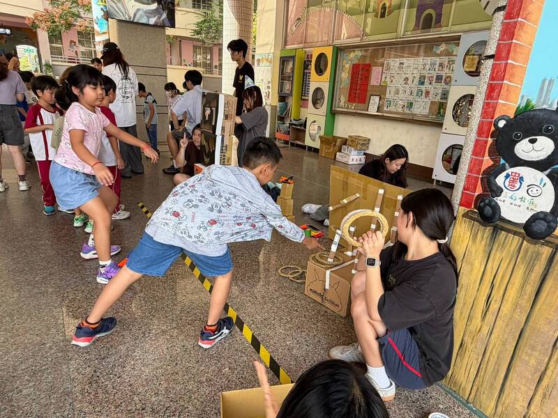萬聖節玩創意 高雄忠孝國小讓紙箱變身闖關遊具
