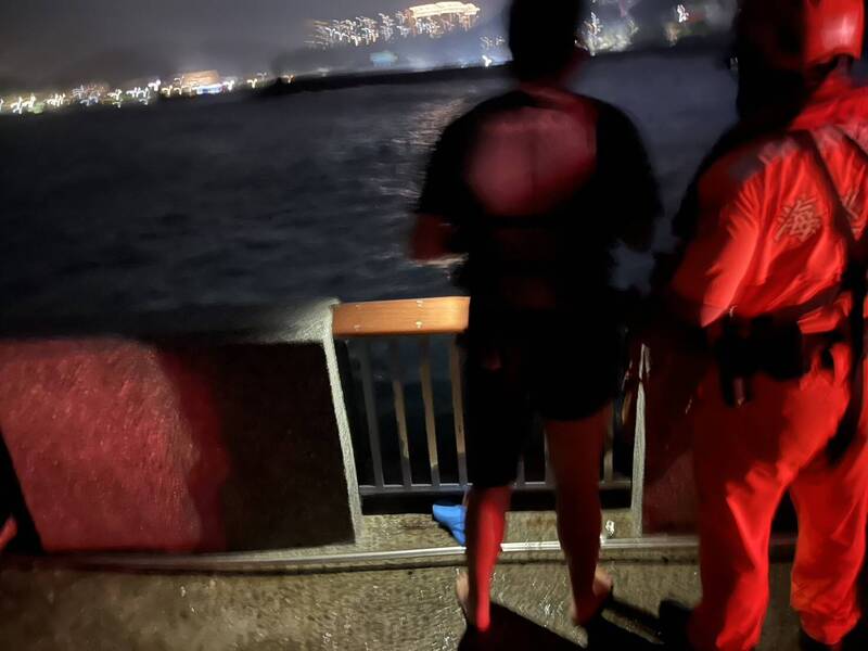 基隆市消防局等搜救單位，在李男被捲走的岸際，利用空拍機搜救他的下落。
（基隆市消防局提供）