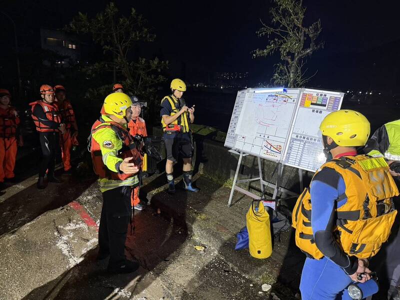 基隆市消防局、空中勤務總隊等單位昨晚漏夜搜救李男未果，今天（25日）一早再持續投入搜救，截至上午11許仍無所獲。 （基隆市消防局提供）