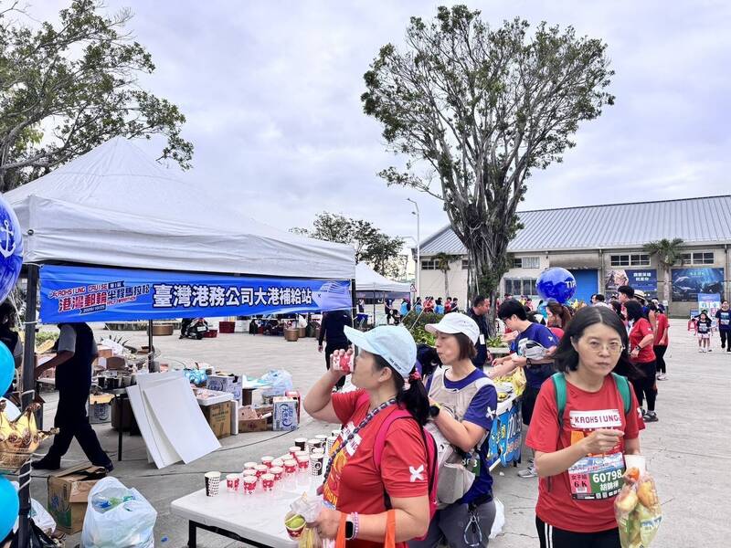跑者進入臺灣港務公司補給站補充體力。（臺灣港務公司提供）