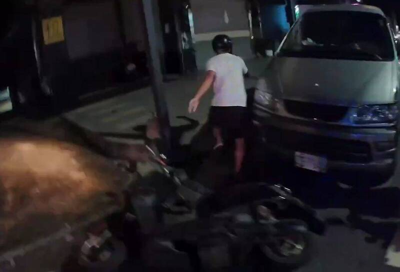 心虛?台中大里男騎無牌車遭攔 下秒棄車拔腿狂奔影像曝