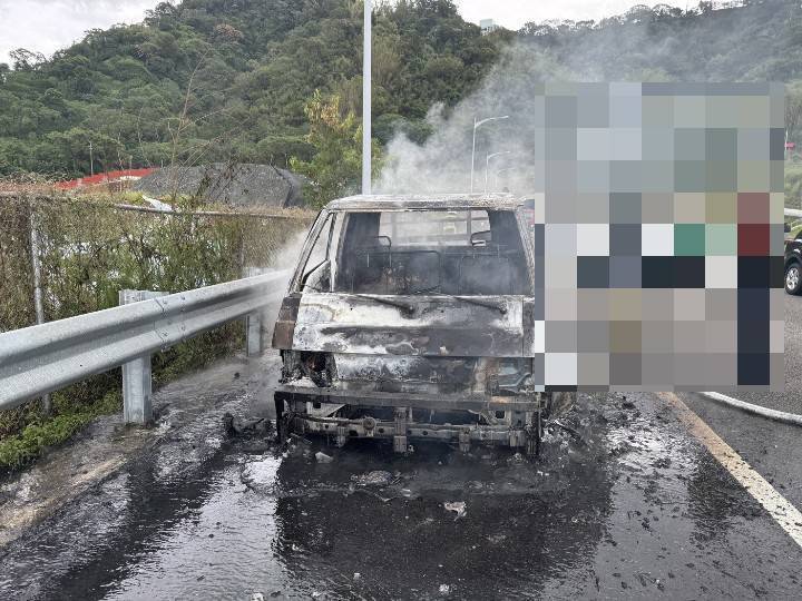 小貨車行駛國道4號豐原路段突起火 駕駛幸運未受傷