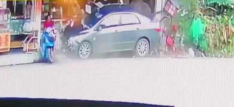 飛來橫禍!轎車駕駛恍神衝進店家 2名女店員削番薯遭撞傷