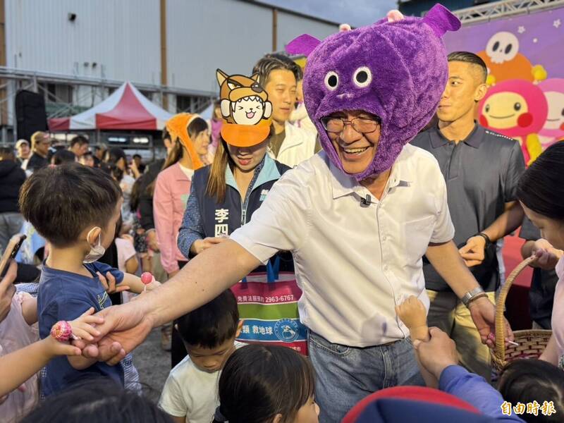 穿蝙蝠帽萬聖節同樂 李四川：打造大型新北親子館