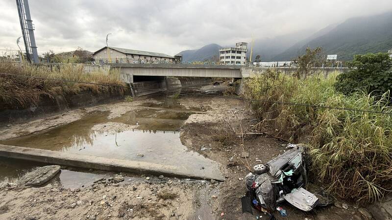 花蓮縣新城鄉193縣道光隆橋附近發生一起汽車墜橋意外。（民眾提供）