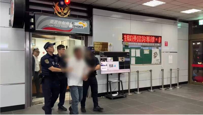 警方到場將毛男送辦。（記者王冠仁翻攝）
