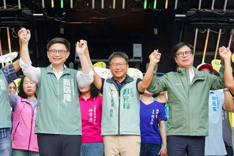 高雄藍綠12議員同日成立競總 兩隻「母雞」全市跑透透