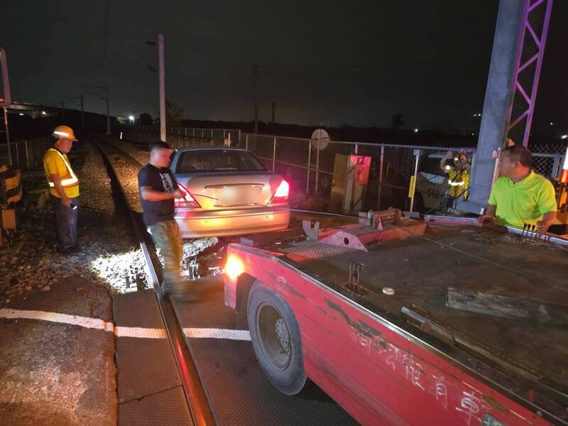 台鐵公司及鐵警火速派車拖吊，這才讓路線回復順暢。（警方提供）