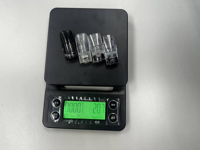 警方從嫌犯身上起出依托咪酯煙彈，釐清為毒品交易釀衝突。（警方提供）